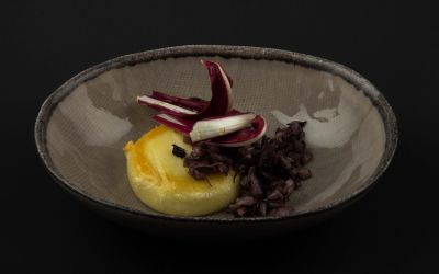 Tomino piemontese gratinato al forno con radicchio di Treviso saltato